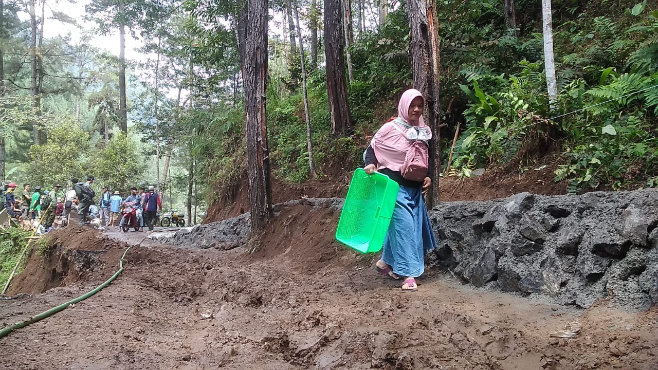 Warga Desak Pembuatan Akses Darurat Roda Empat