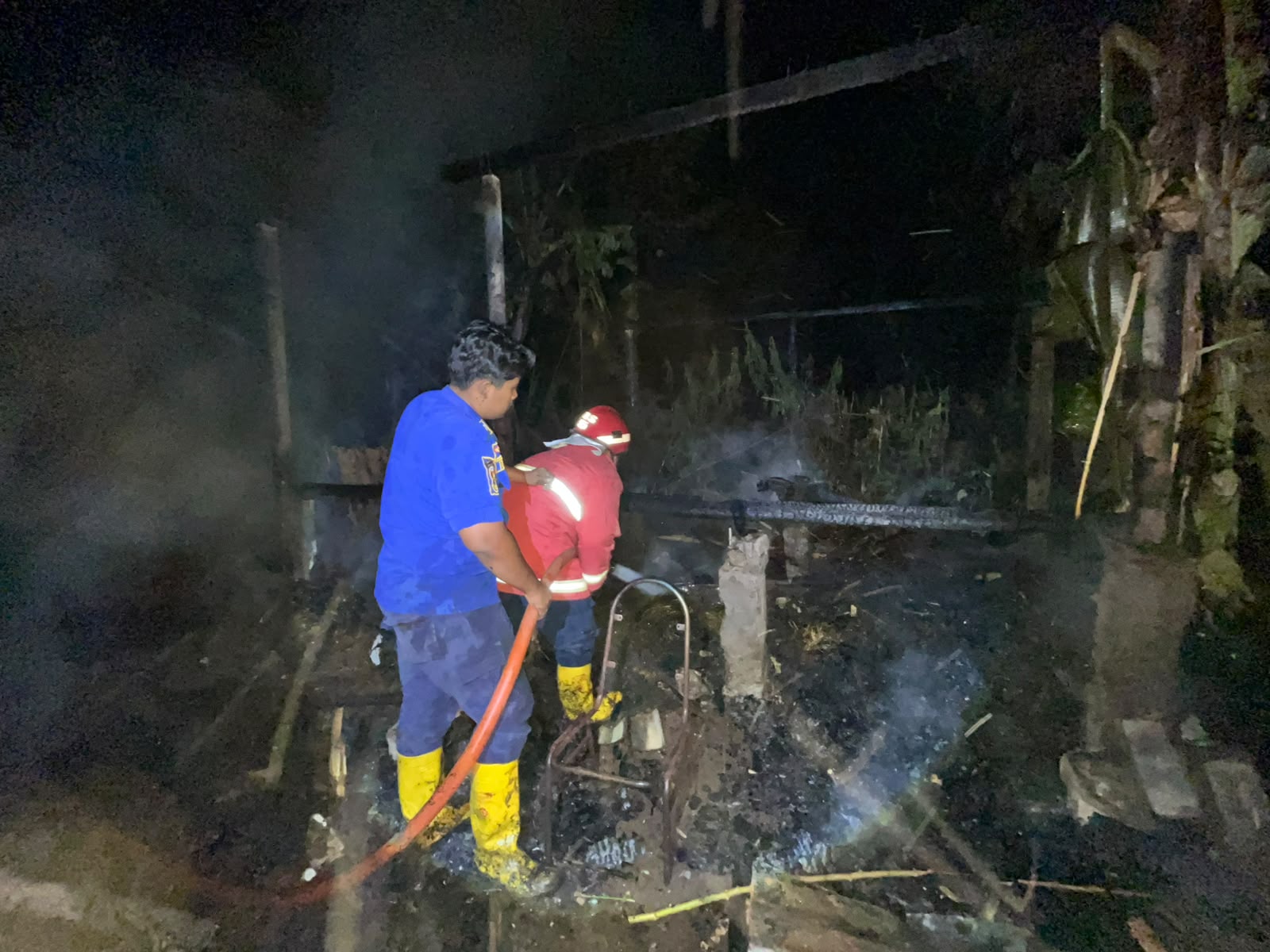 Sisa Bara Pembakaran Sampah Bakar Kandang Kambing di Mrebet, Uang Rp3 Juta Ikut Ludes