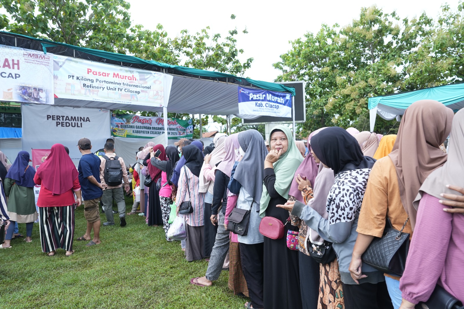 Hanya 30 Menit, Ratusan Paket Sembako Kilang Cilacap Habis di Pasar Murah
