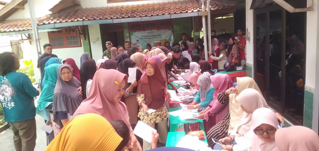 Rofik Hananto Bagikan Zakat Maal untuk 1200 KK di Desa Blater