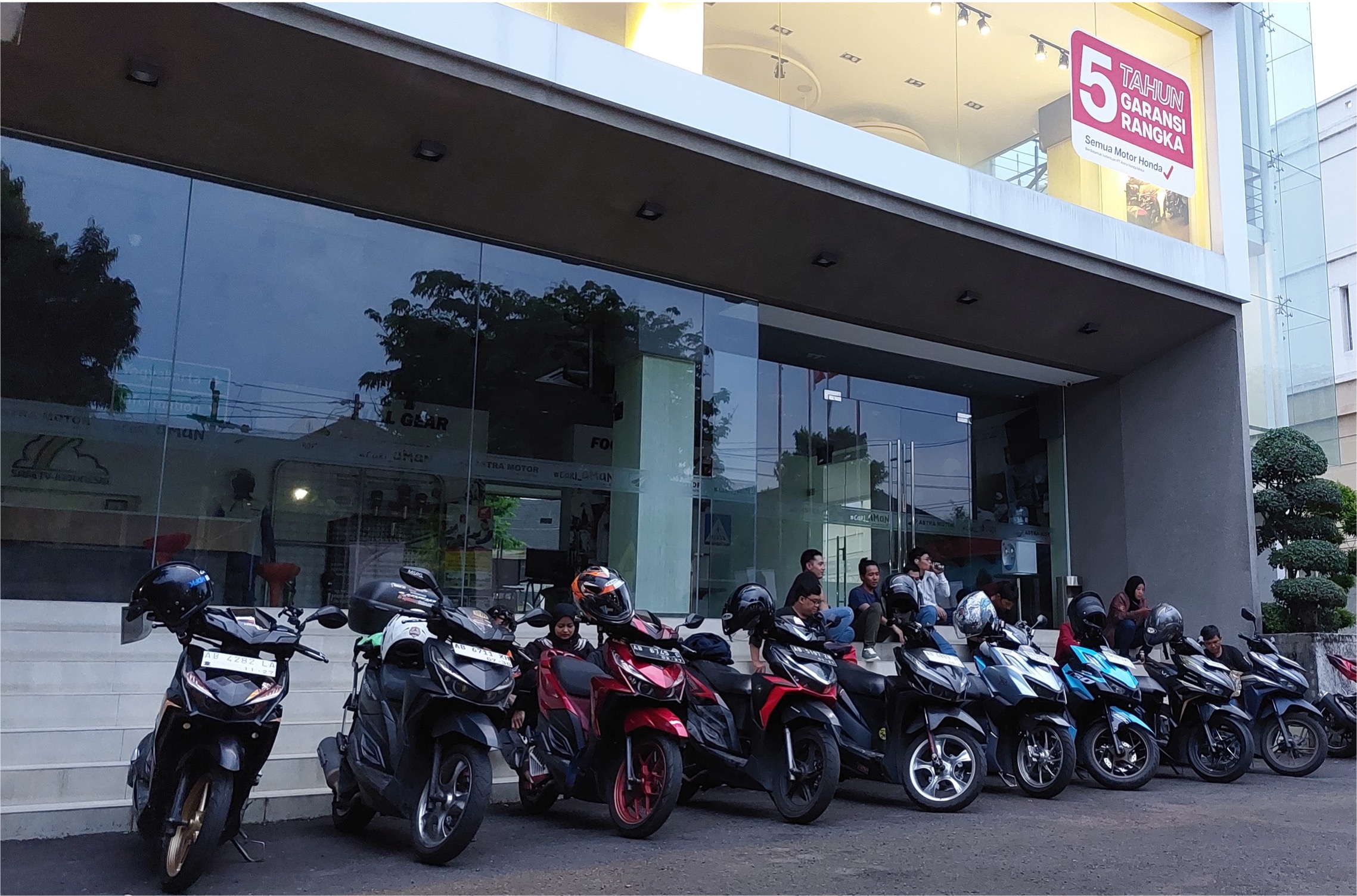 Puluhan Bikers Vario 125 Ikuti Nocturnal Honda Community Riding