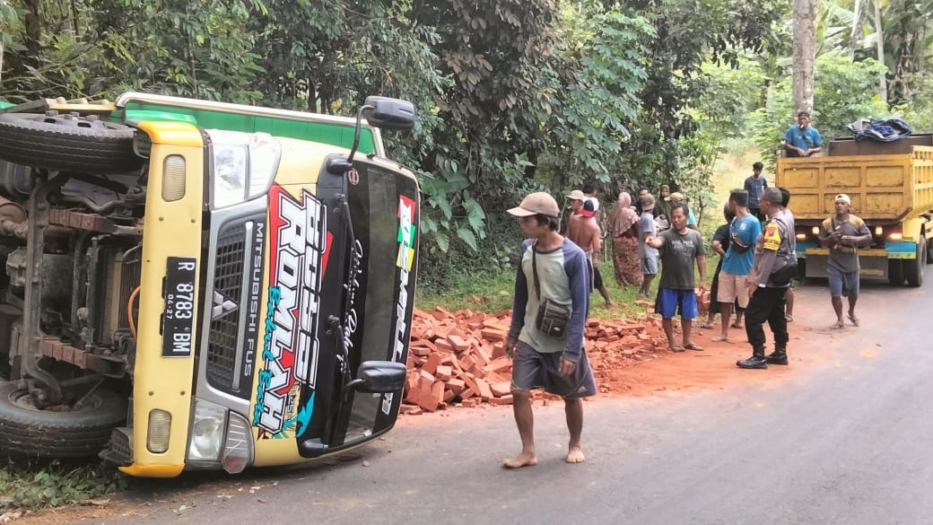 Patah Gardan, Truk Bermuatan Batu Bata Terguling di Pengadegan