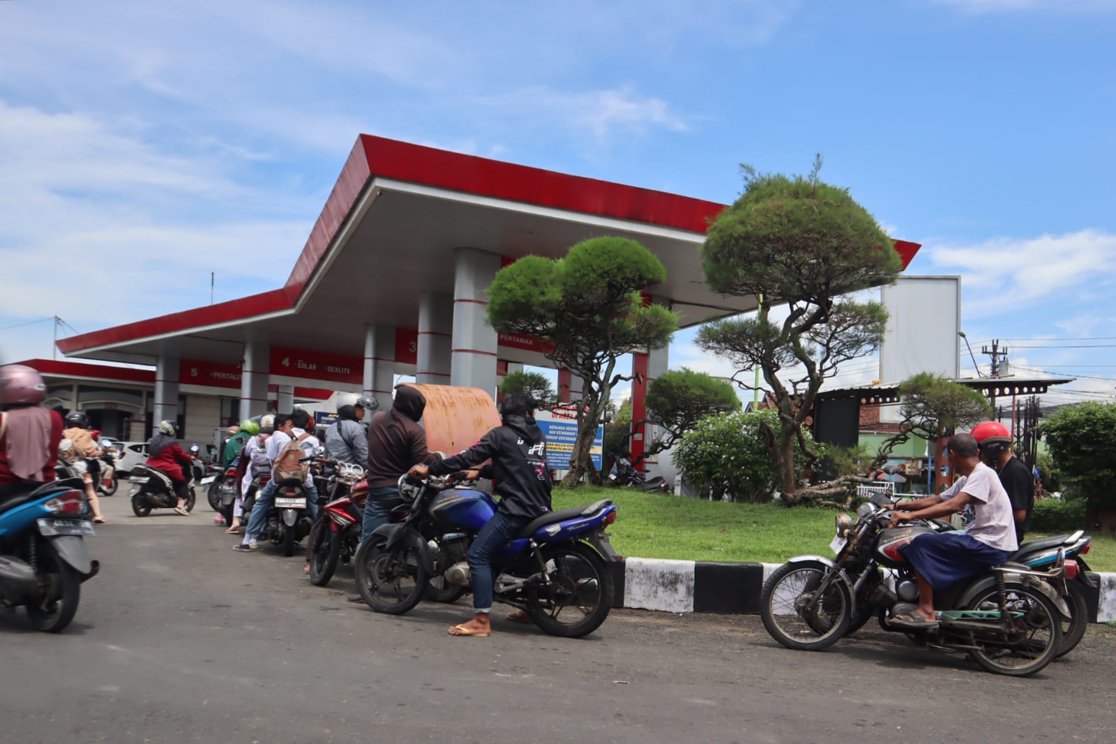 Isu Kenaikan BBM Picu Kekhawatiran Warga, Harga Masih Stabil di SPBU