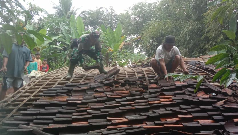 Diguyur Hujan Deras, Rumah milik Warga Tarisi Kecamatan Wanareja Ambruk Hingga Rata dengan Tanah