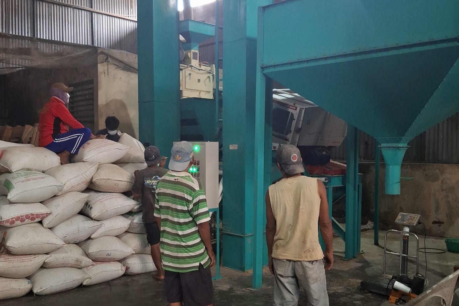 BI Hibahkan Mesin Giling Padi, Produksi Puspahastama Melonjak