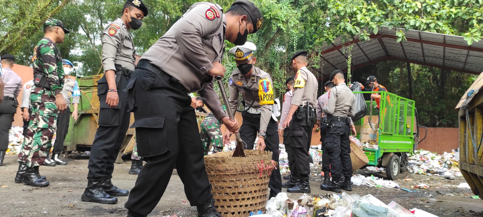 Kegiatan Serentak, Polres Purbalingga Bersihkan Sampah Bersama Instansi Terkait dan Masyarakat