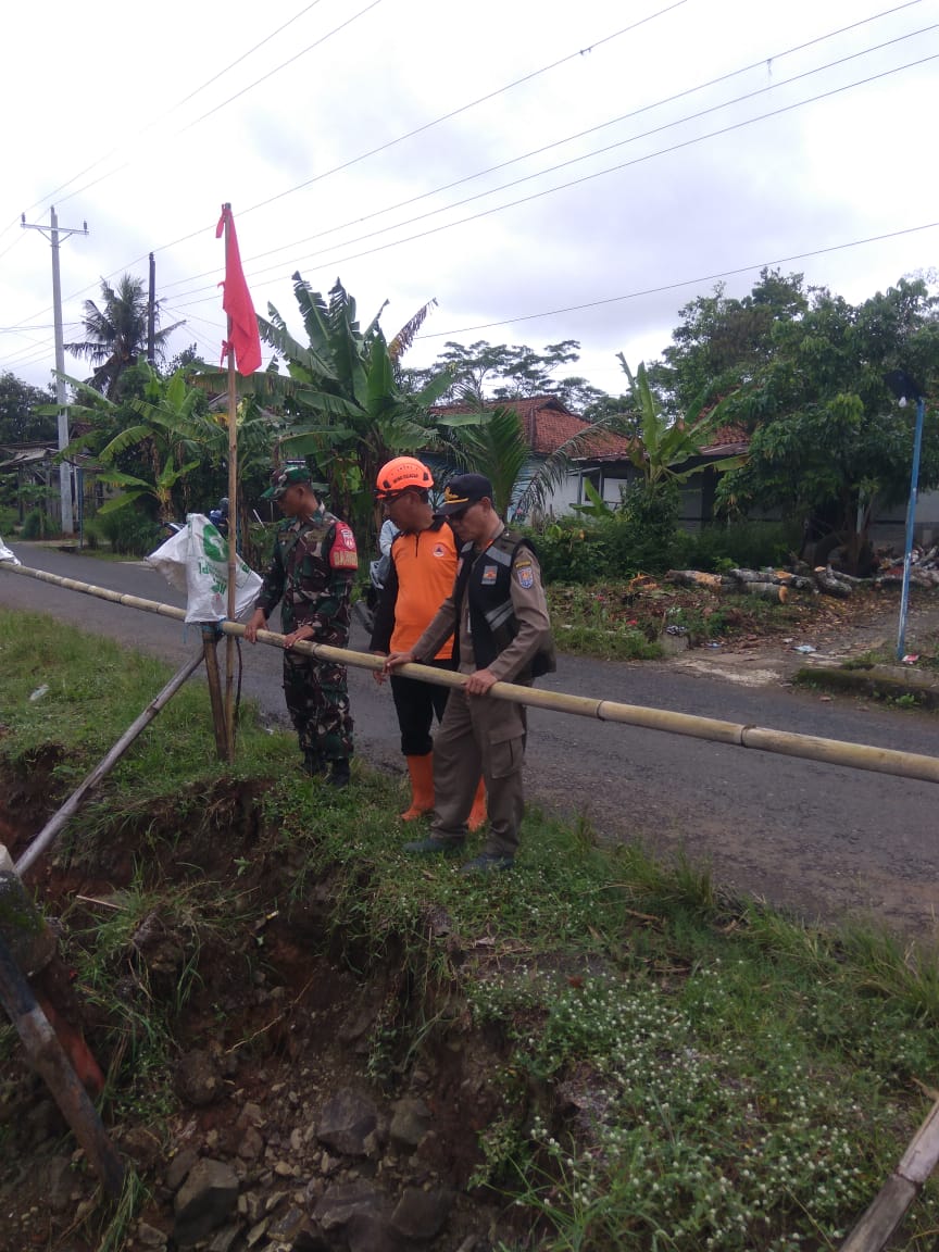 Talud Longsor di Kedawung, Jalur Penghubung Antar-Desa Terancam Terputus