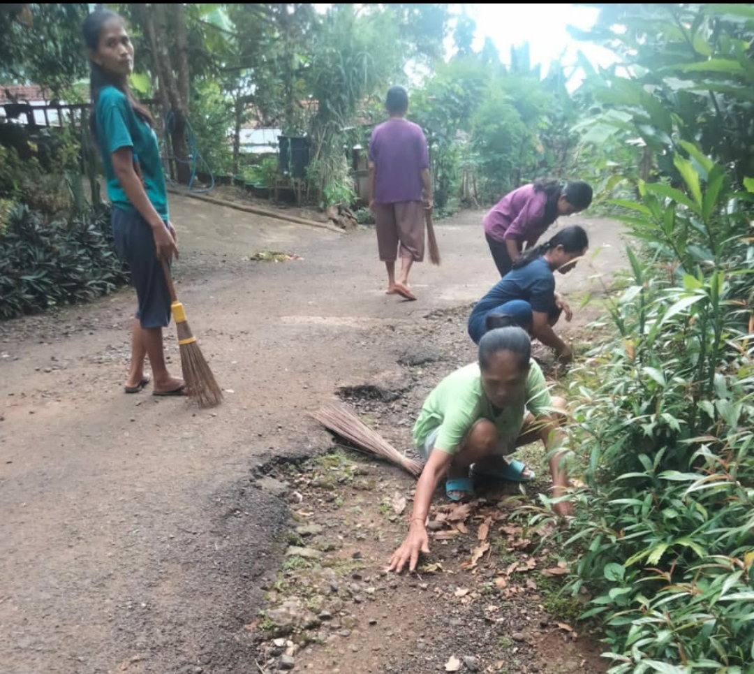 Warga Desa Klinting ini Guyub Rutin Kerja Bakti