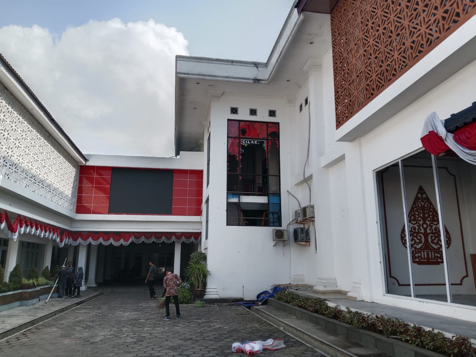 Aktivitas di Kantor DPRD Cilacap berangsur Normal, Fokus Pembersihan Gedung Pasca Kerusuhan