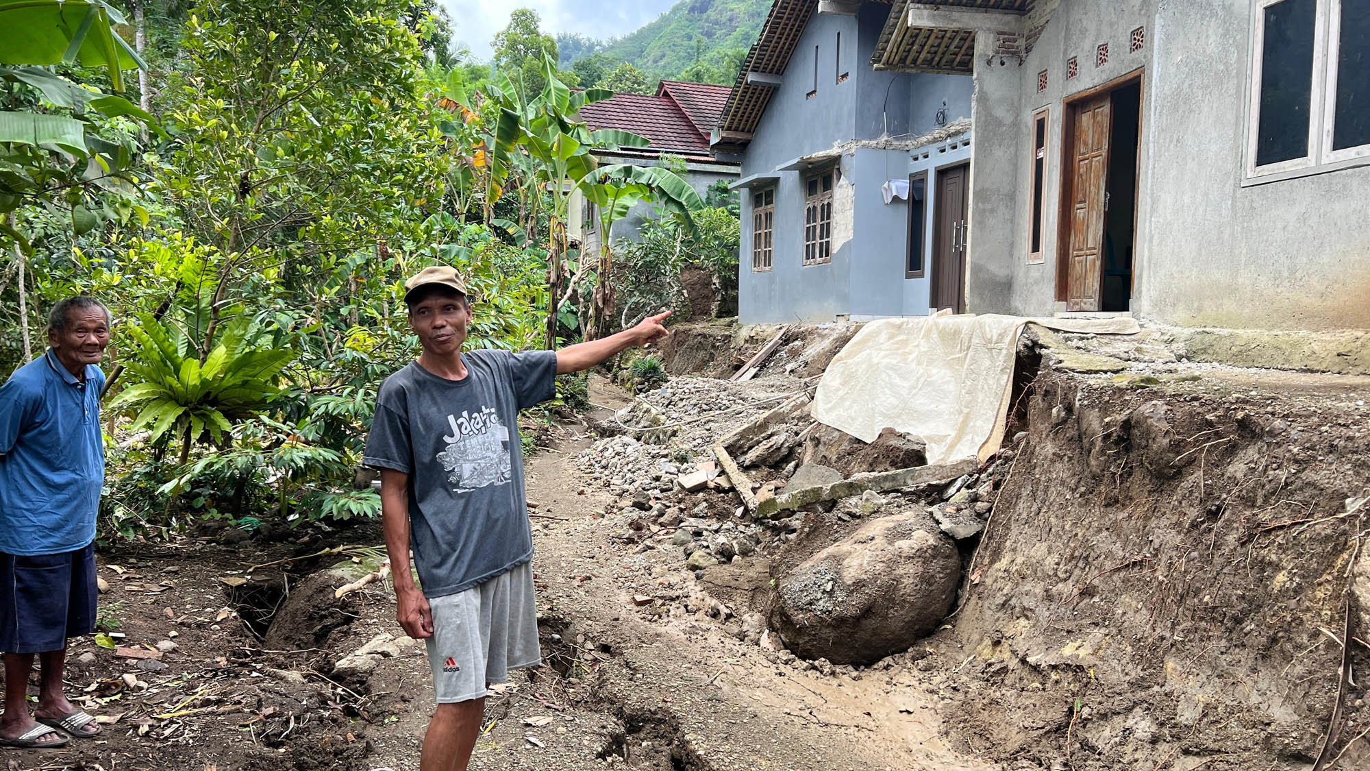 Teras Rumah Warga Desa Sampang Amblas Akibat Tanah Bergerak