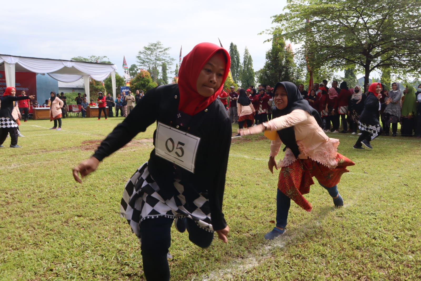 Bermain Gobag Sodor Menggunakan Kebaya, Pemain : Ini Mengasyikan, Juga Nostalgia    