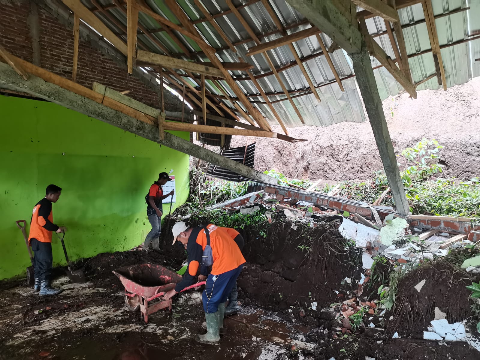 Ruang Kelas Rusak Akibat Longsor di Banjarnegara