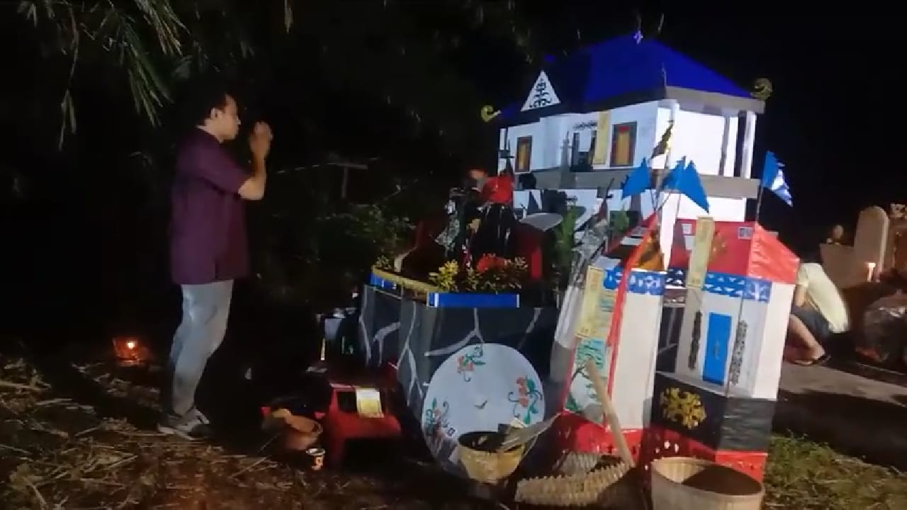 Pertahankan Tradisi Bakar Rumah untuk Leluhur di Bong