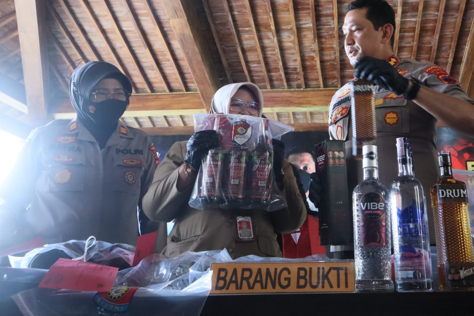 Siap Didistribusi, 10.380 Botol Miras Disita Polisi Dari Gudang Miras Di Baturraden