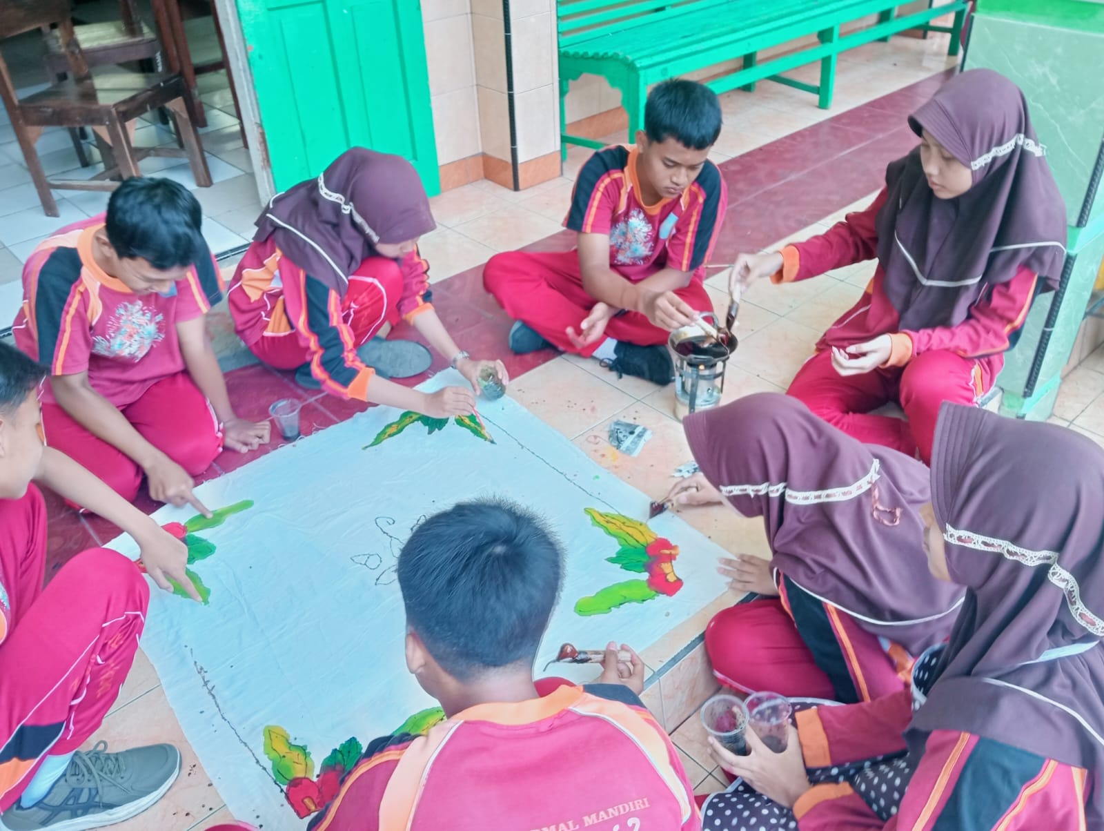 Sambut Hari Batik, SMPN 2 Cilacap Ajak Siswa Berkarya dengan Canting