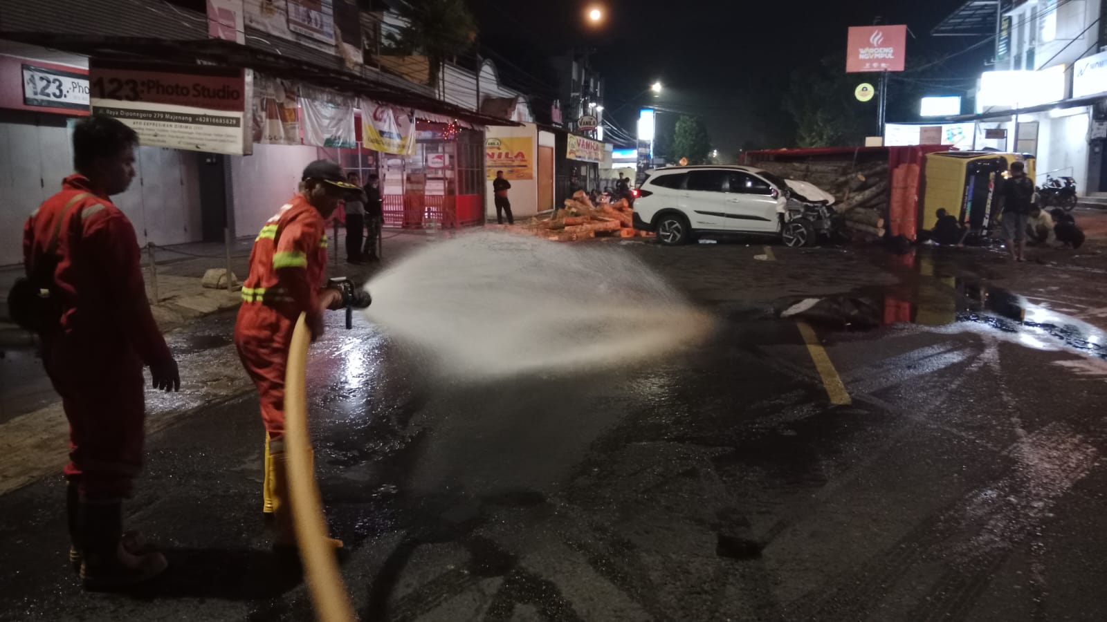 Ceceran Solar di Depan Hotel Borobudur Majenang, Damkar Sigap Lakukan Pembersihan