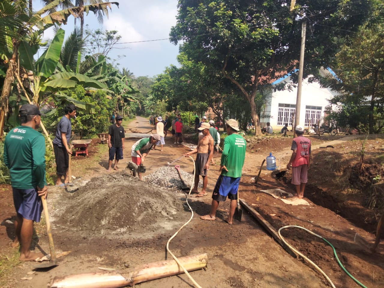 Rusak Parah, Warga Sokanegara Perbaiki Jalan Kabupaten Secara Swadaya