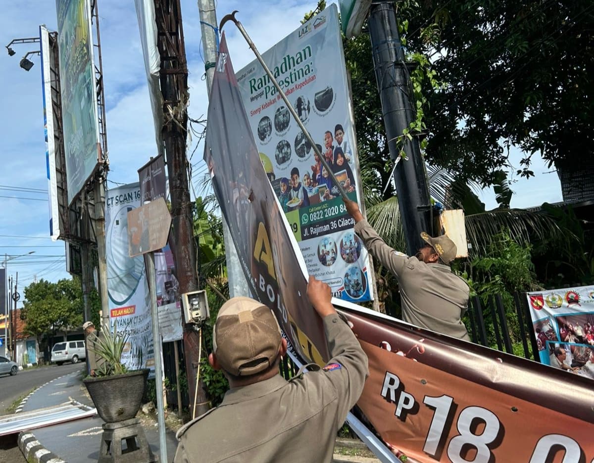 Satpol PP Kabupaten Cilacap Tertibkan 56 Spanduk Liar 