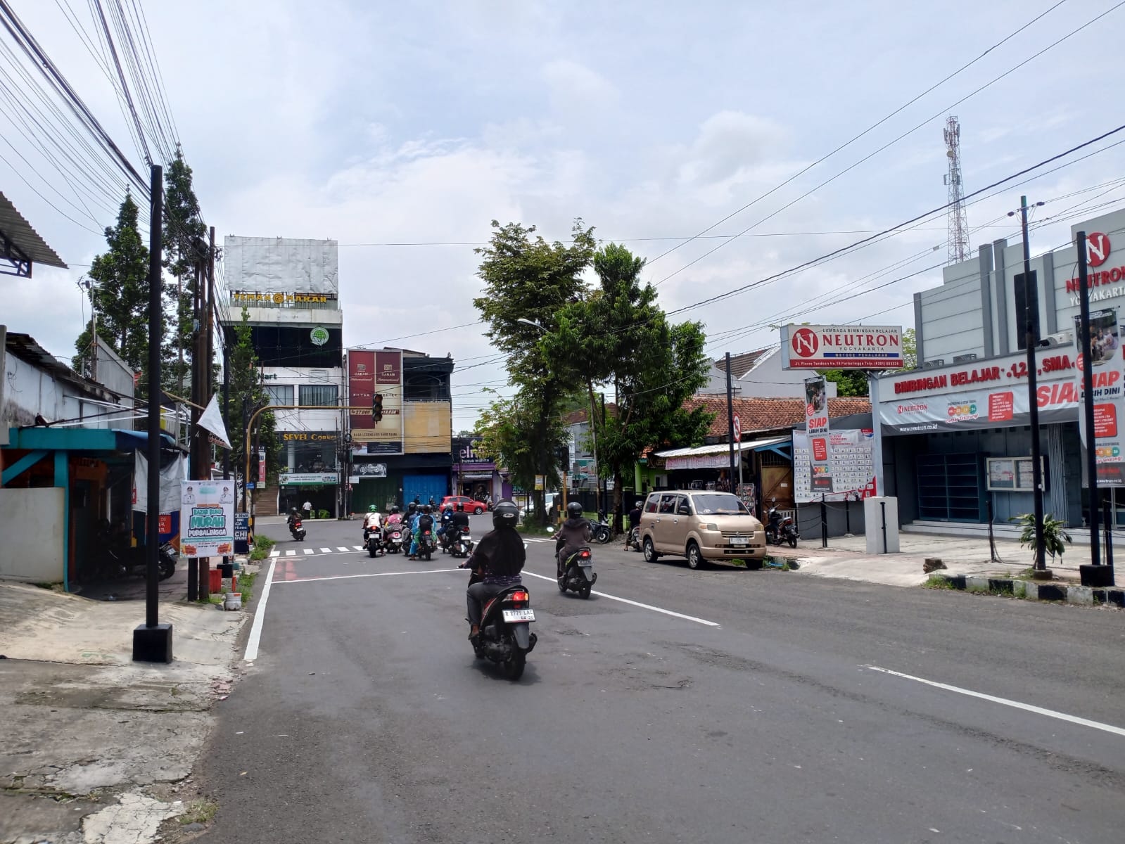 Jelang Hari Jadi Purbalingga, Pemkab Pasang 32 Unit Lampu Hias di Jalan Piere  Tendean