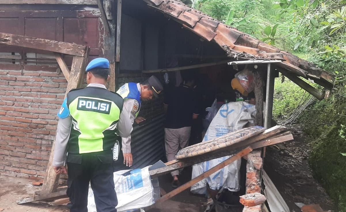 Dua Rumah Warga Kebumen Rusak Diterjang Longsor