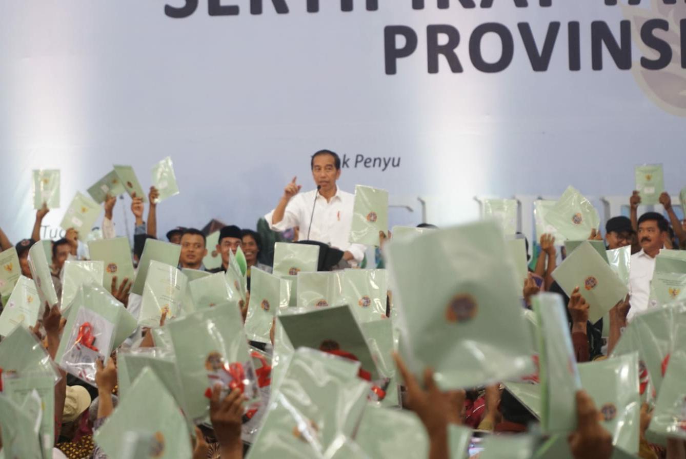 Presiden Jokowi Bagikan 2.000 Sertifikat hasil PTSL dan Redistribusi Tanah Warga Ujung Gagak, Cilacap