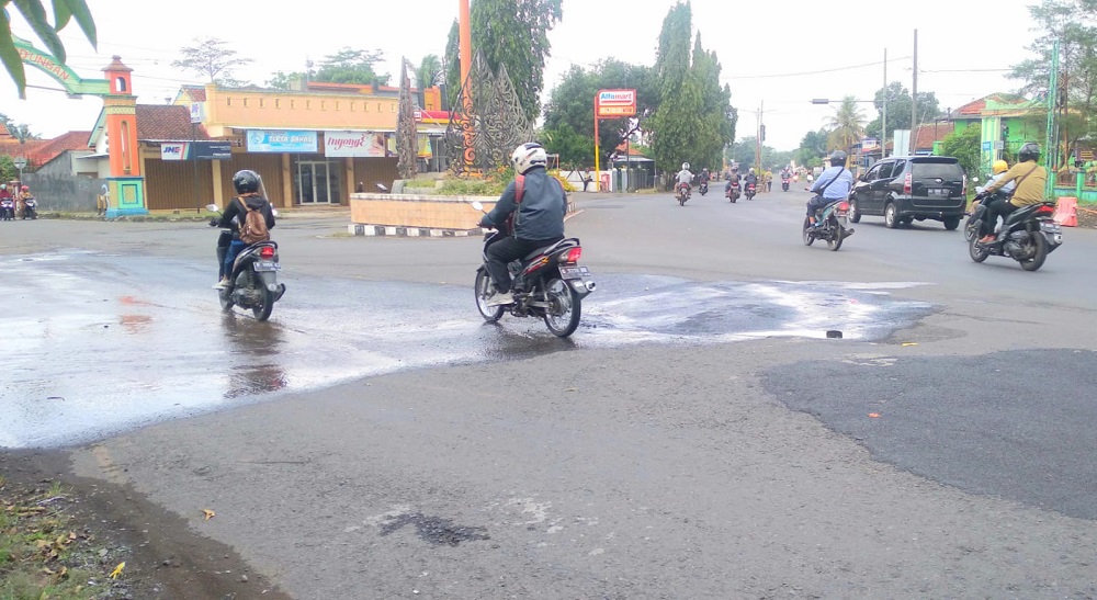 Wilayah Simpang Lima Tritih Wetan Jadi Langganan Kebocoran Pipa PDAM