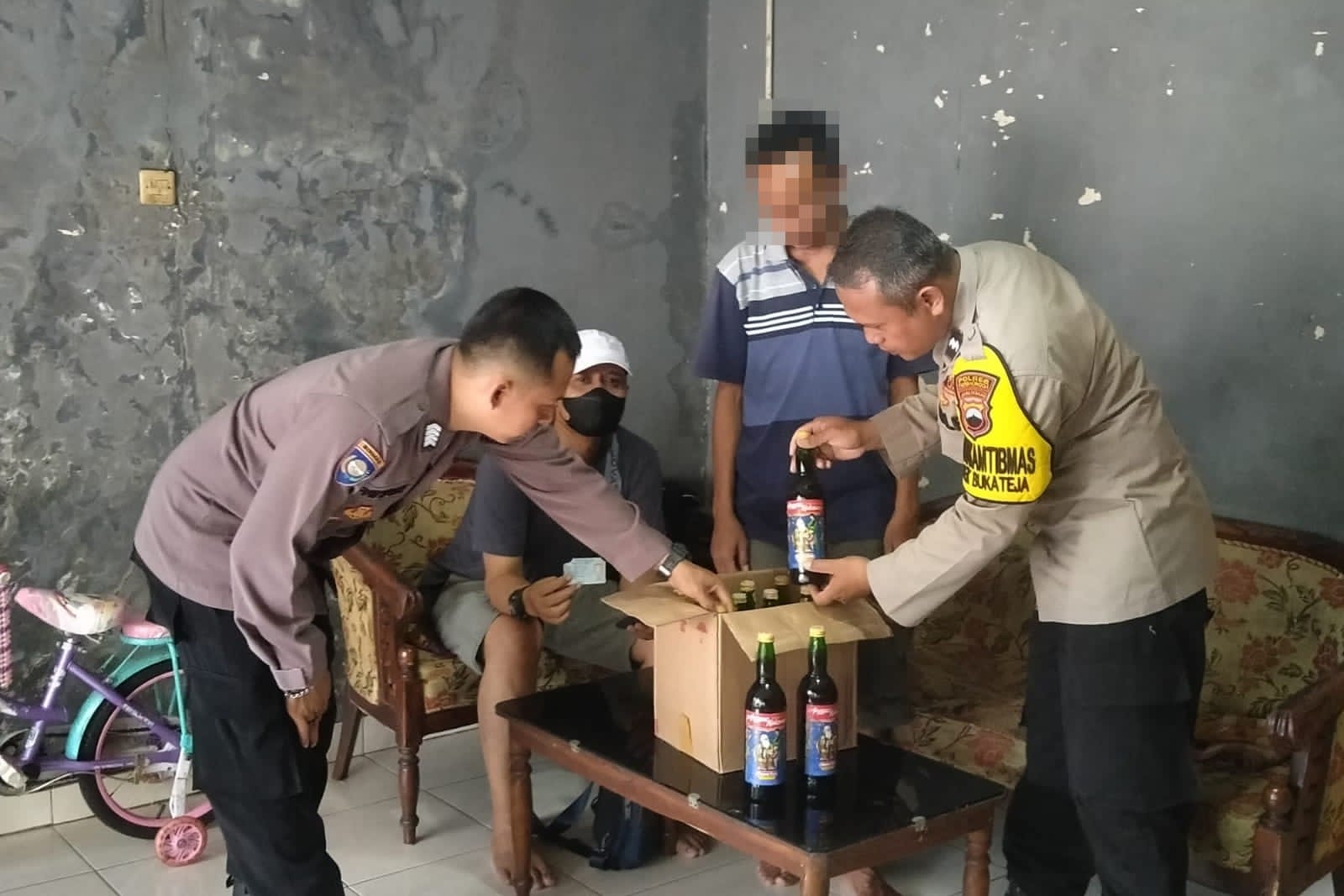 Polisi Temukan Belasan Botol Miras di Rumah Warga 