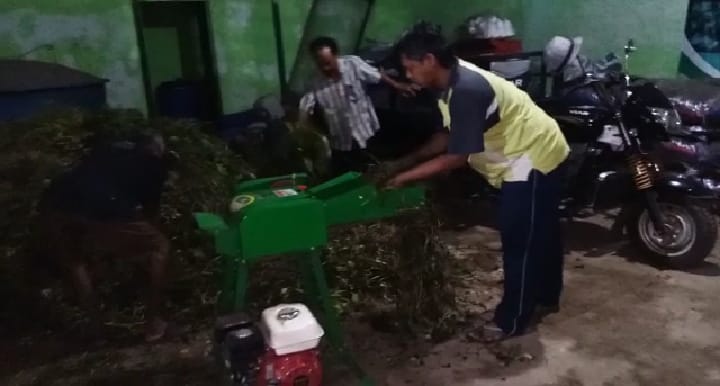 Bahan Baku Melimpah, Petani Desa Karangjati Lembur Produksi Urea Organik