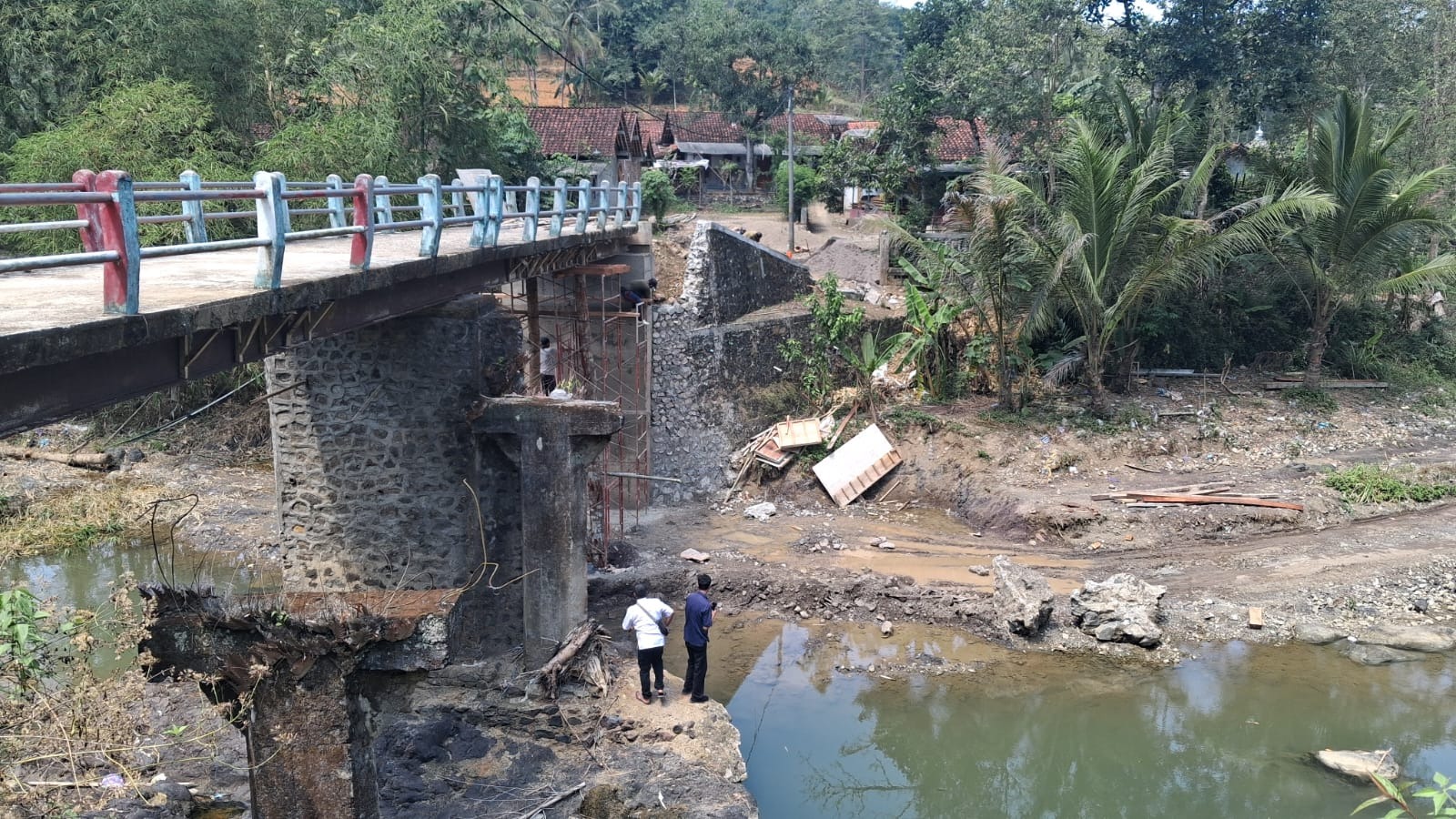 Jembatan Kalibening Mulai Diperbaiki
