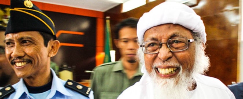 Abdul Aziz Rasjid- 10 Februari- Terdakwa Kasus Terorisme, Ustadz Abu Bakar Baasyir, bersalaman dengan pengunjung persidangan usai lanjutan sidang PK di PN Cilacap, Selasa (9-2) kemarin