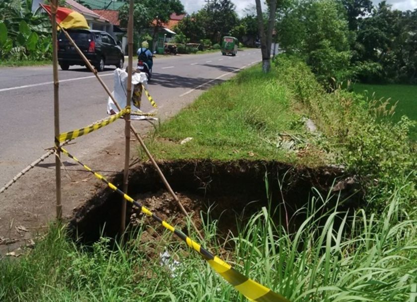 Waspadai Bahu Jalan Ambrol di Ruas Jalan Nasional selatan