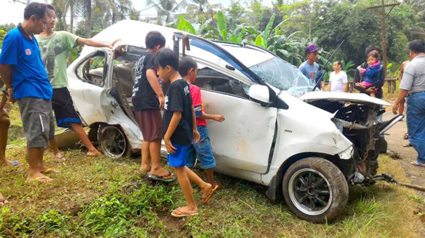 Avanza Ringsek Tersambar Kereta Saat Mogok di Perlintasan Tambak