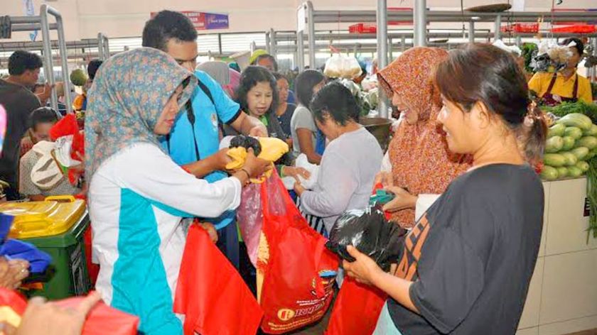 Pemkab Banyumas Kampanye Diet Kantong Plastik di Pasar Tradisional