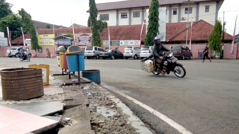 Trotoar Alun-Alun Purbalingga Rusak