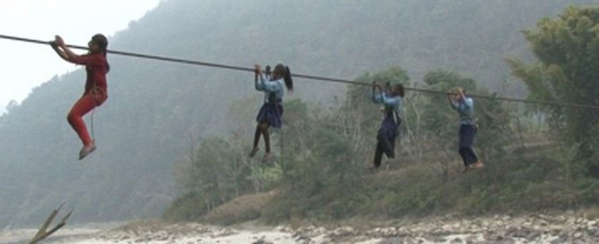 Pelajar Nepal Seberangi Sungai Pakai Tali