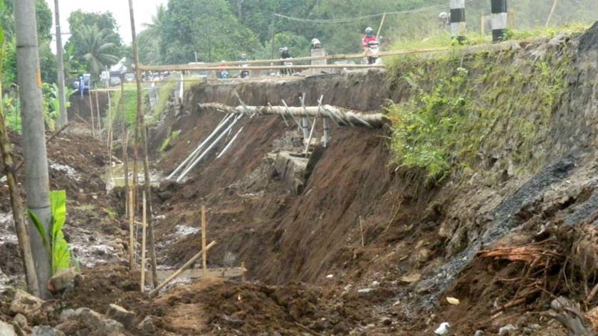 Waspada! Bahu Jalan Ambrol di Jalur Utama Kalikajar-Kembaran Wetan Purbalingga