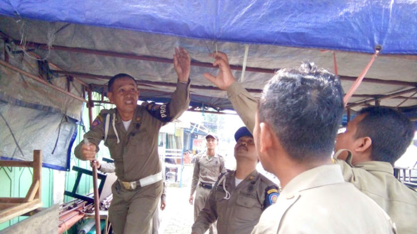 Bandel, Tenda PKL di DI Panjaitan Purbalingga Disita Satpol PP