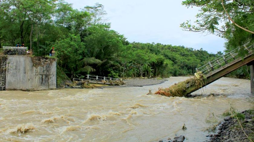 Banjir Hancurkan Dua Jembatan  Di Rembang dan Karangmoncol Purbalingga