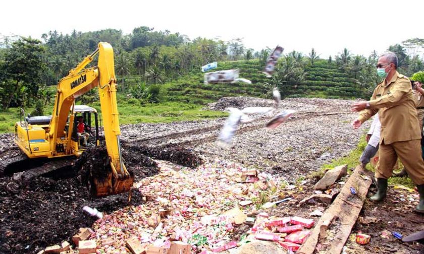 Bantuan Logistik Longsor Jemblung yang Tak Layak Konsumsi & Kedaluwarsa Dimusnahkan