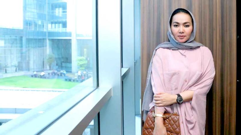 Dewi Gita Belajar Pakai Hijab