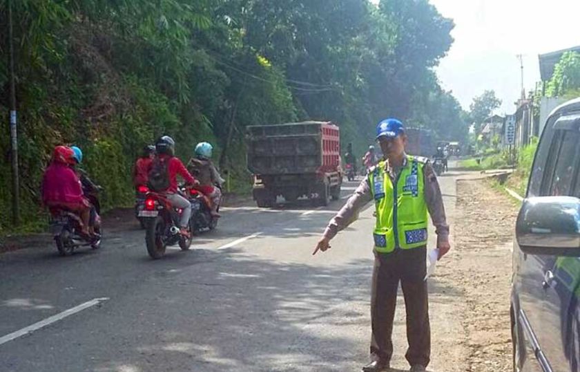 Kurang Hati-hati Belok, Pengendara Revo Ditabrak Vixion