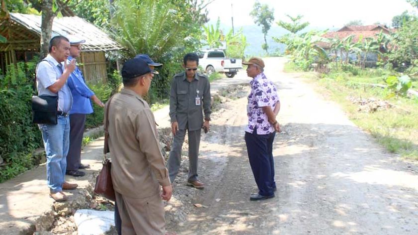 Belum Serah-terima, Proyek Jalan Desa Gunungsari Kecamatan Karanggayam Ambles