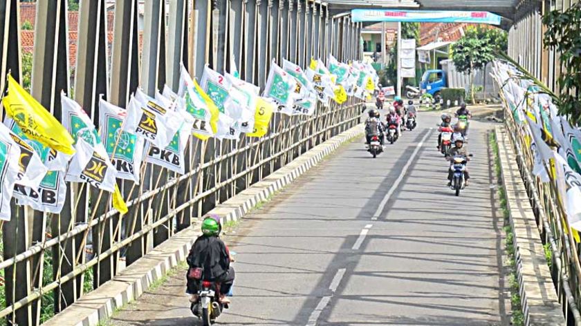 Bendera Parpol di Sepanjang Jembatan Mengganggu Pengguna Jalan di Banjarnegara