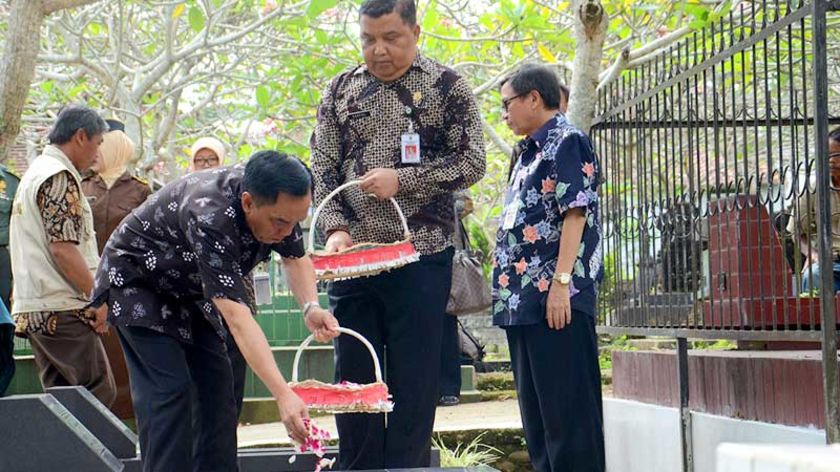 Bupati Banjarnegara Sutedjo Ziarahi Makam Bupati Terdahulu