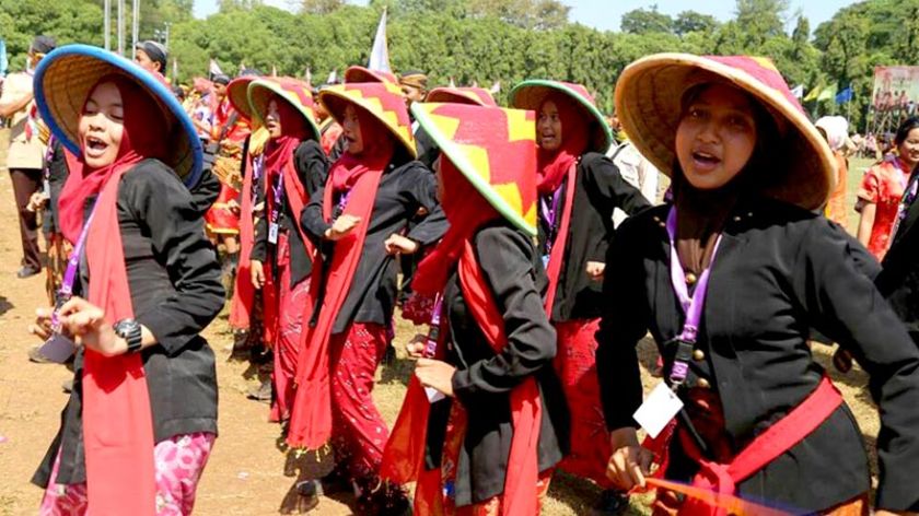 Calentong Banyumas Terfavorit di Parade Seni Budaya Nusantara Jambore Nasional 2016