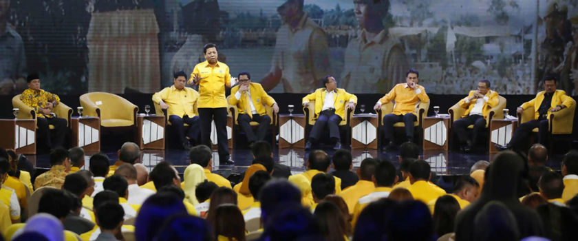 Delapan Calon Ketua Umum Partai Golkar saat melakukan Debat caketum di Dyandra Convebtion Center Surabaya, kemarin (11/5). Kedelapan calon tersebut adalah Ade Komaruddin, Setya Novanto, Airlangga Hartarto, Mahyudin, Priyo Budi Santoso, M Aziz Syamsuddin, Syahrul Yasin Limpo dan Indra Bambang Utoyo. FOTO: Angger Bondan/Jawa Pos