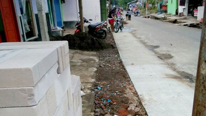 Kontraktor Tidak Mau Menanggung Biaya Tutup Lubang Bekas Galian di Jalan Mekarjaya Bobotsari