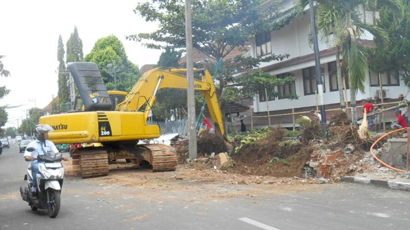 Pelebaran Jalan Onje dan Jalan Jambu Karang Banyak Menggusur Fasilitas Umum