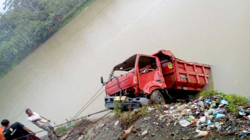 Diduga Kelebihan Muatan, Truk Tercebur Sungai Serayu Pucang Banjarnegara