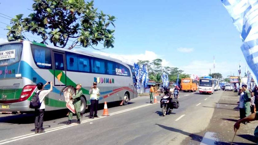 Bukan Uji Kesaktian, Ebeg Pentas Ditengah Jalan